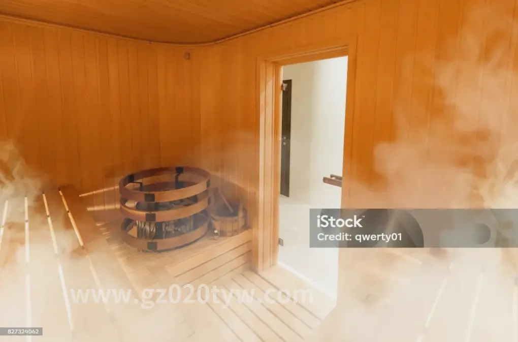 桑拿房内的冰镇柠檬水