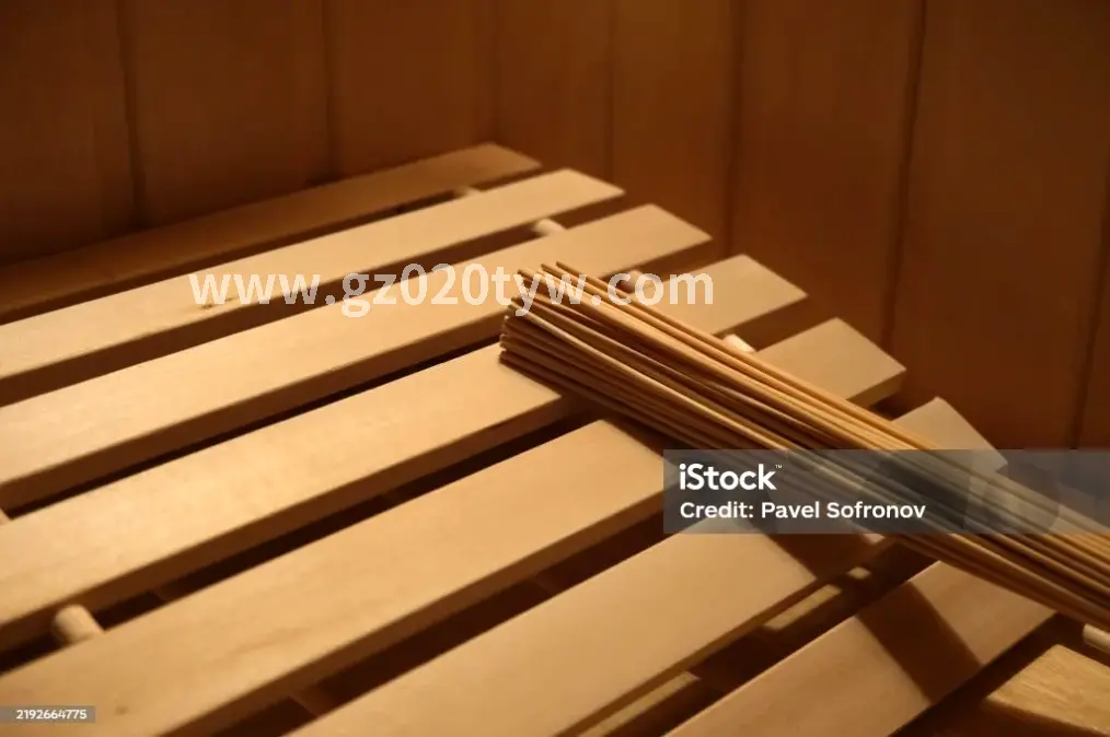 按摩师在为顾客进行腿部按摩