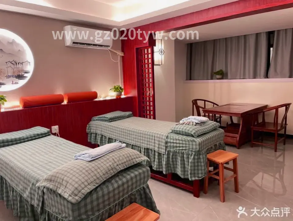 蒸汽缭绕的桑拿房