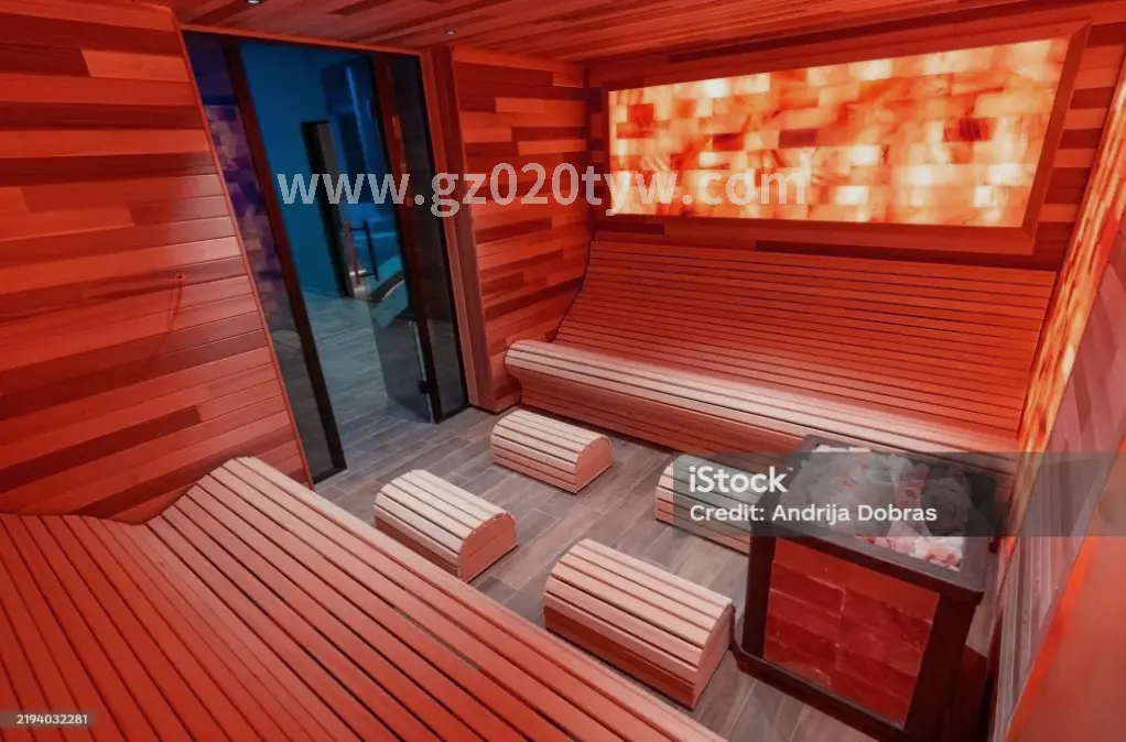 按摩师在为顾客进行肩颈按摩