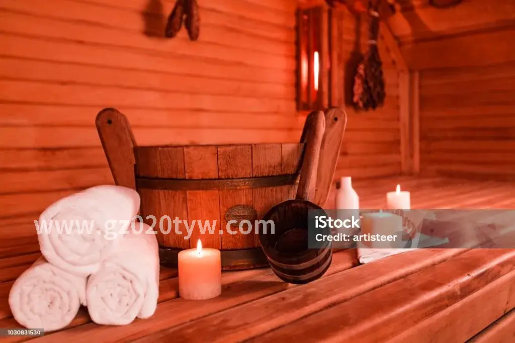 按摩师在为顾客进行足部按摩